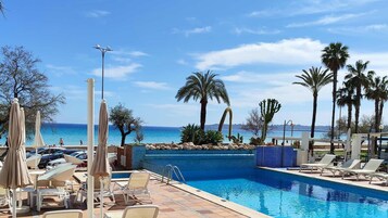 Indoor pool, 2 outdoor pools
