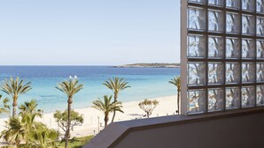 A beach view from a window with palm trees and a clear sky. - Hotel Anba Romani (Sant Llorenc des Cardassar)