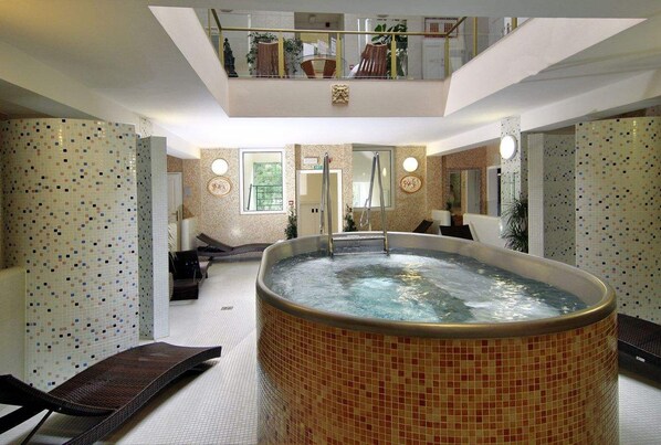 Indoor spa tub