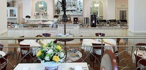 2 restaurantes, se sirven desayunos, comidas y cocina internacional