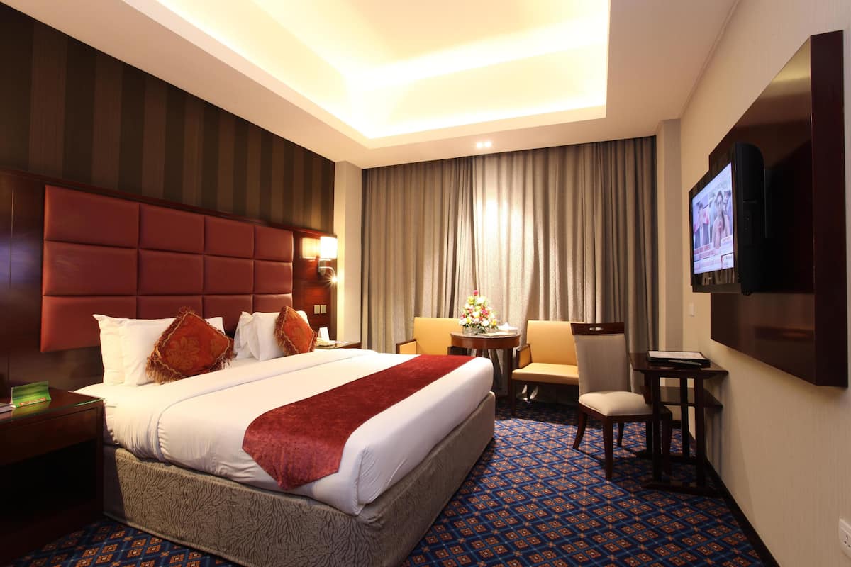 Executive Suite | Living room | 32-inch TV with satellite channels, DVD player