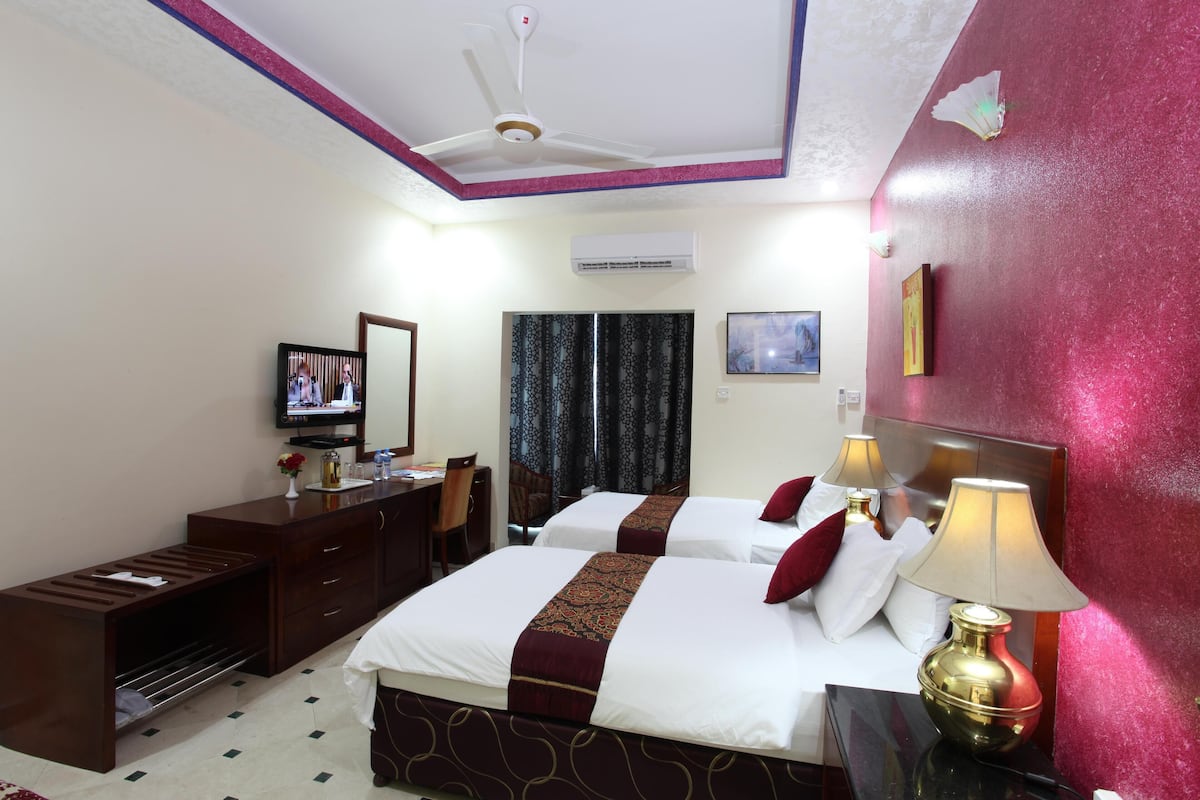 Peralatan tempat tidur premium, bar mini, peti besi dalam bilik