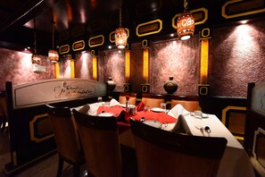 2 restaurants, breakfast, lunch, dinner served; Indian cuisine  - Al Bahjah Hotel (Seeb)