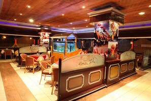 2 間餐廳,供應早餐、午餐和晚餐,印度料理