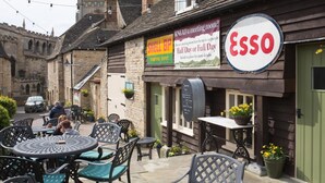 A traditional building with a sign for ESSO, a Shell BP, and a Knead a meeting room. - Crown Hotel Stamford (Stamford)