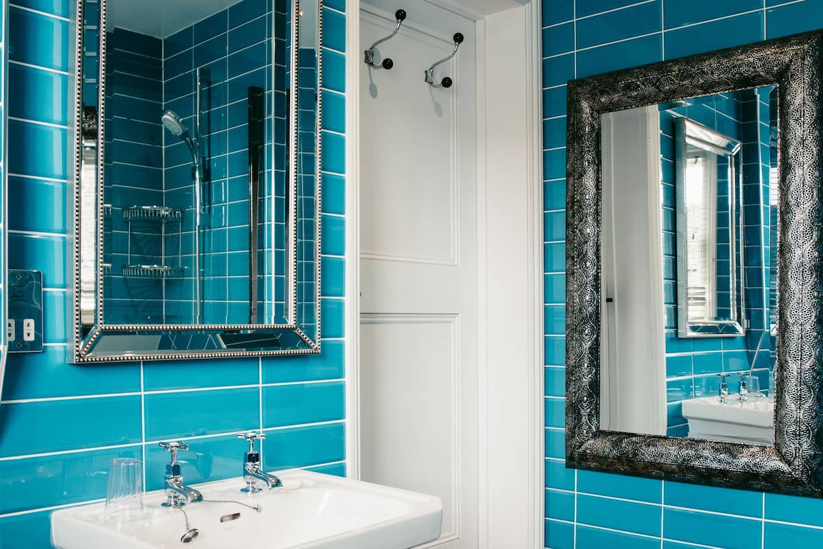 cosy double room | bathroom | free toiletries, hair dryer, towels