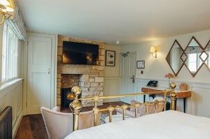 Signature Plus Double Room | Desk, iron/ironing board, WiFi (free), bed sheets