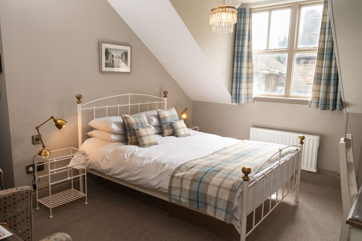 Cosy Double Room | 1 bedroom, desk, iron/ironing board, free WiFi