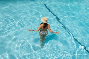 A person swimming in a clear blue pool. - Pacific Edge Hotel (Laguna Beach)