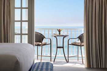 Suite, 2 Bedrooms, Balcony, Oceanfront | 1 bedroom, blackout drapes, iron/ironing board, free cribs/infant beds at Pacific Edge Hotel