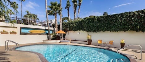 2 piscinas al aire libre, sombrillas, sillones reclinables de piscina