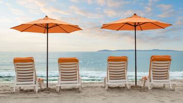 Plage, chaises longues, parasols, serviettes de plage