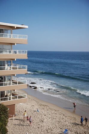 A beachfront hotel with multiple balconies overlooking the ocean. - Pacific Edge Hotel (Laguna Beach)