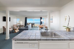 Cortinas opacas, tabla de planchar con plancha, cunas gratuitas