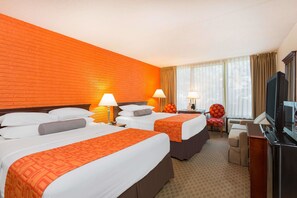 In-room safe, desk, laptop workspace, blackout curtains - Howard Johnson by Wyndham Williamsburg (Williamsburg)