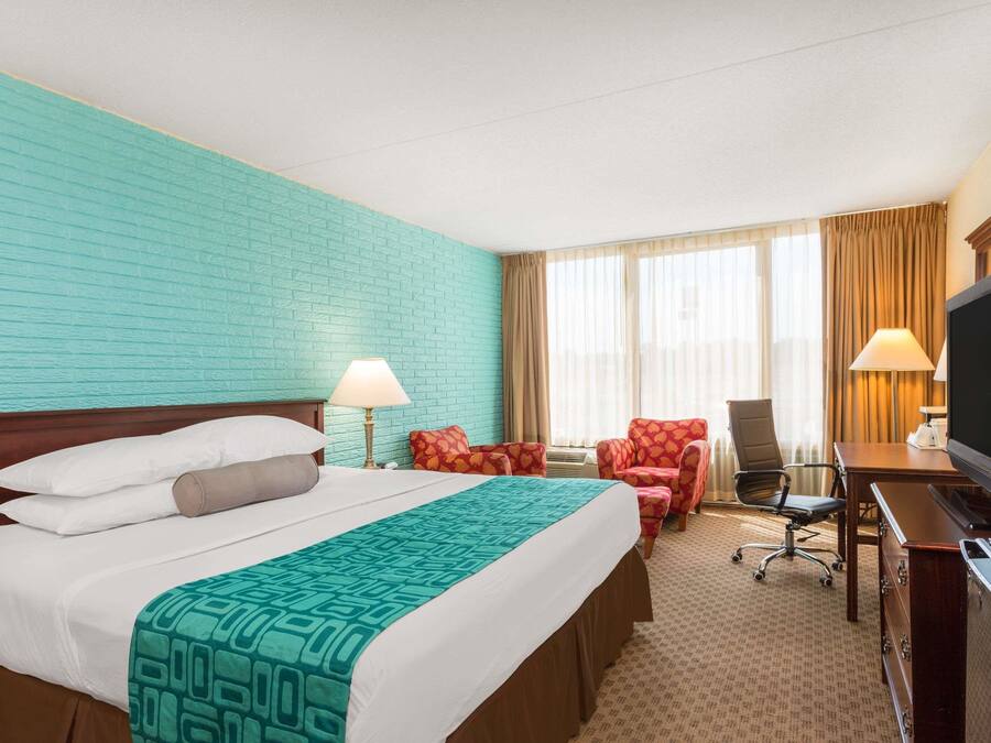 Safe på rommet, skrivebord og skrivebord for bærbar PC