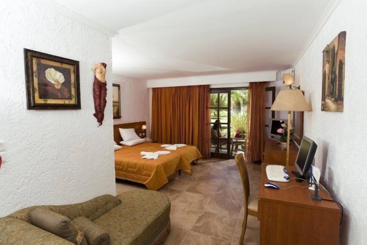 Habitación doble Deluxe | Tabla de planchar con plancha, cunas, camas extra y wifi gratis
