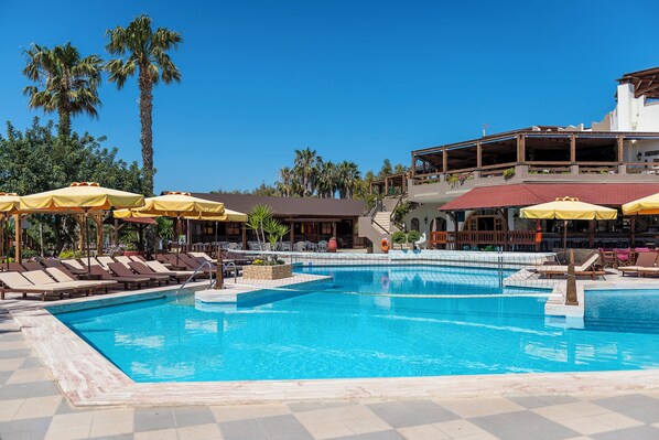 Outdoor pool, pool loungers