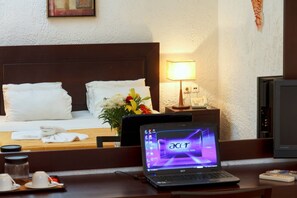 Habitación doble Deluxe | Tabla de planchar con plancha, cunas, camas extra y wifi gratis 