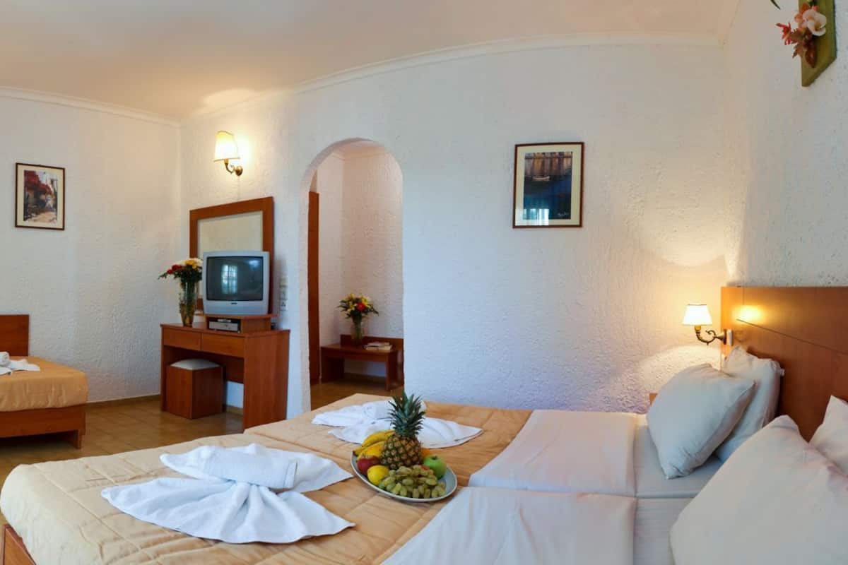 Habitación triple | Tabla de planchar con plancha, cunas, camas extra y wifi gratis