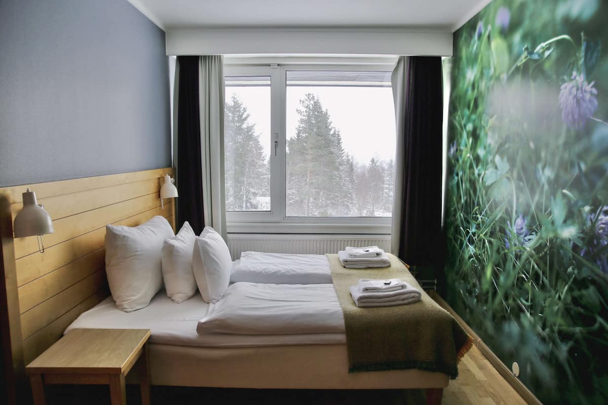 Standard Room, 1 Queen Bed, Non Smoking | Premium bedding, pillowtop beds, blackout drapes, cribs/infant beds
