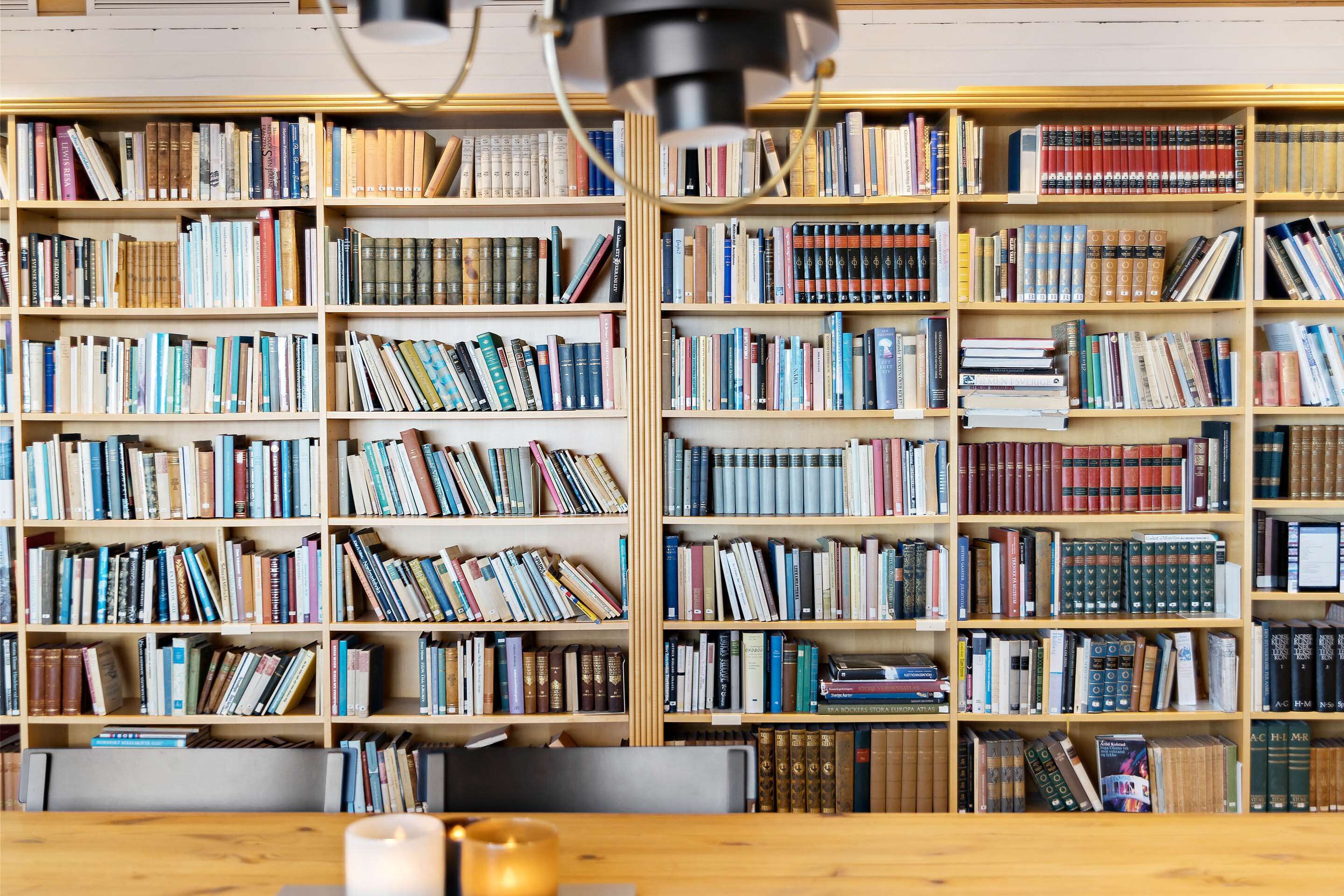 A library with bookshelves filled with books.