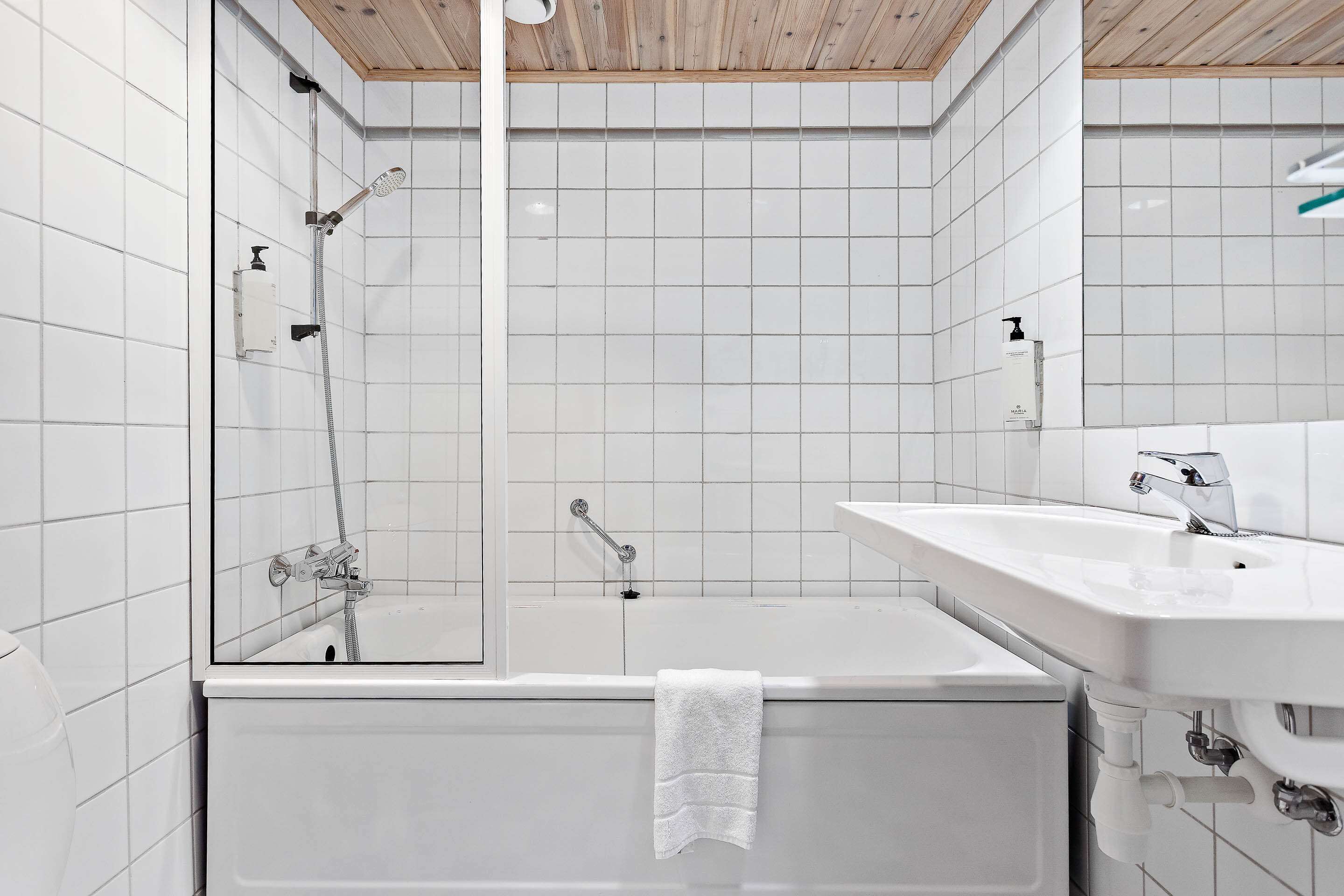 Un baño moderno con bañera, ducha y lavamanos.