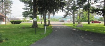 Pinecrest Motel