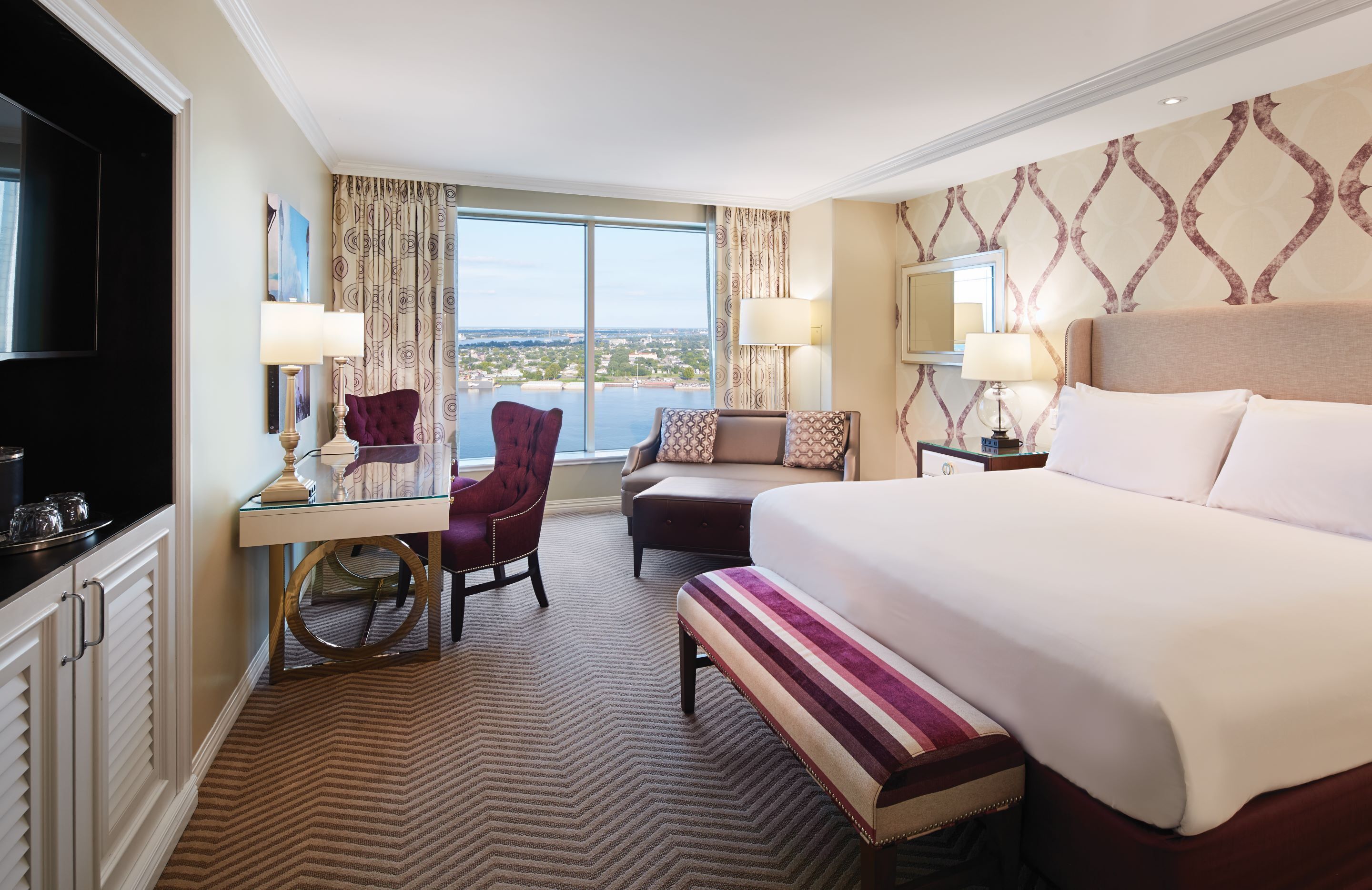 Harrahs Deluxe, 1 King | Pillow-top beds, in-room safe, desk, laptop workspace