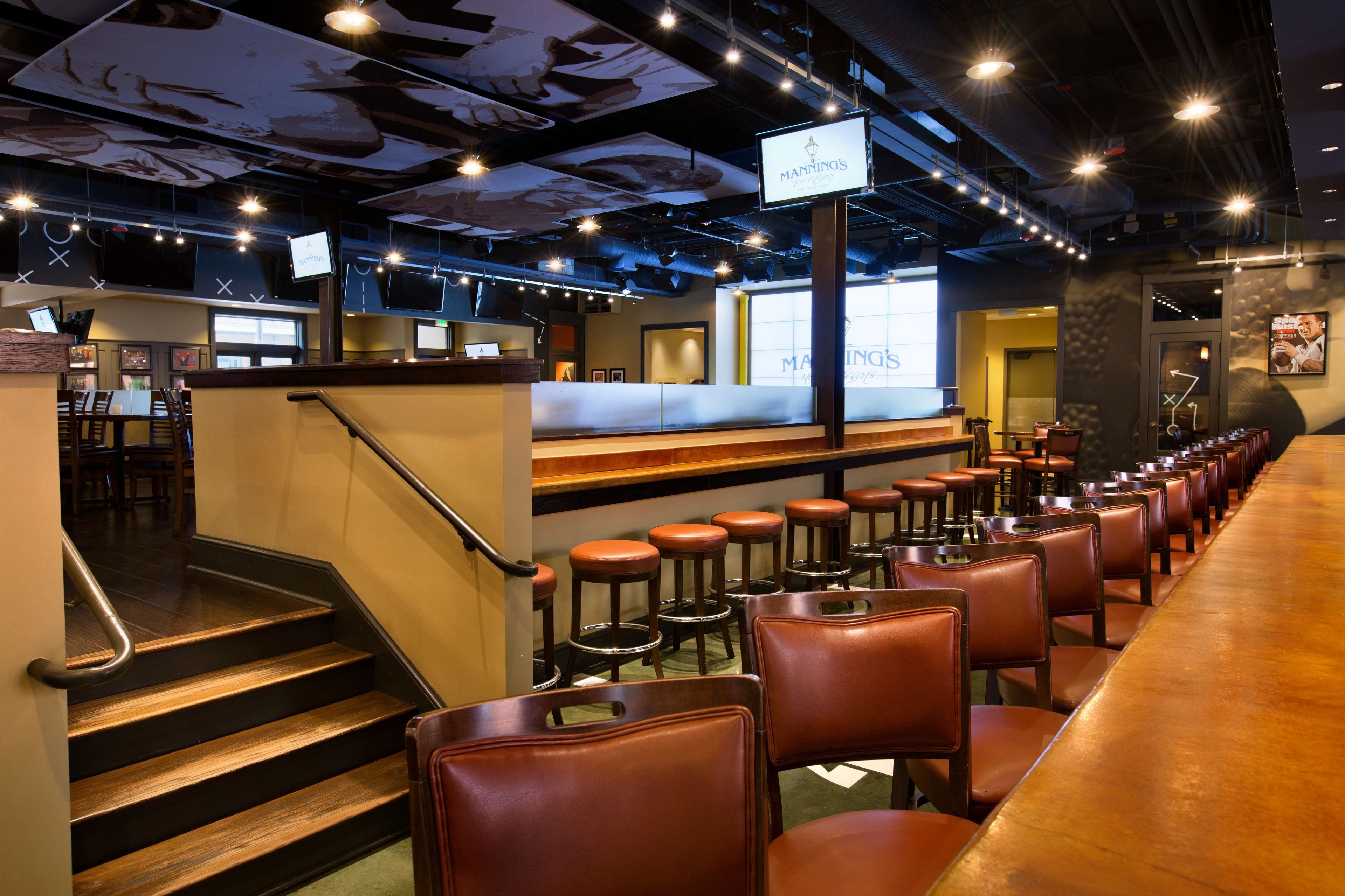 10 restaurants, lunch, dinner served; seafood