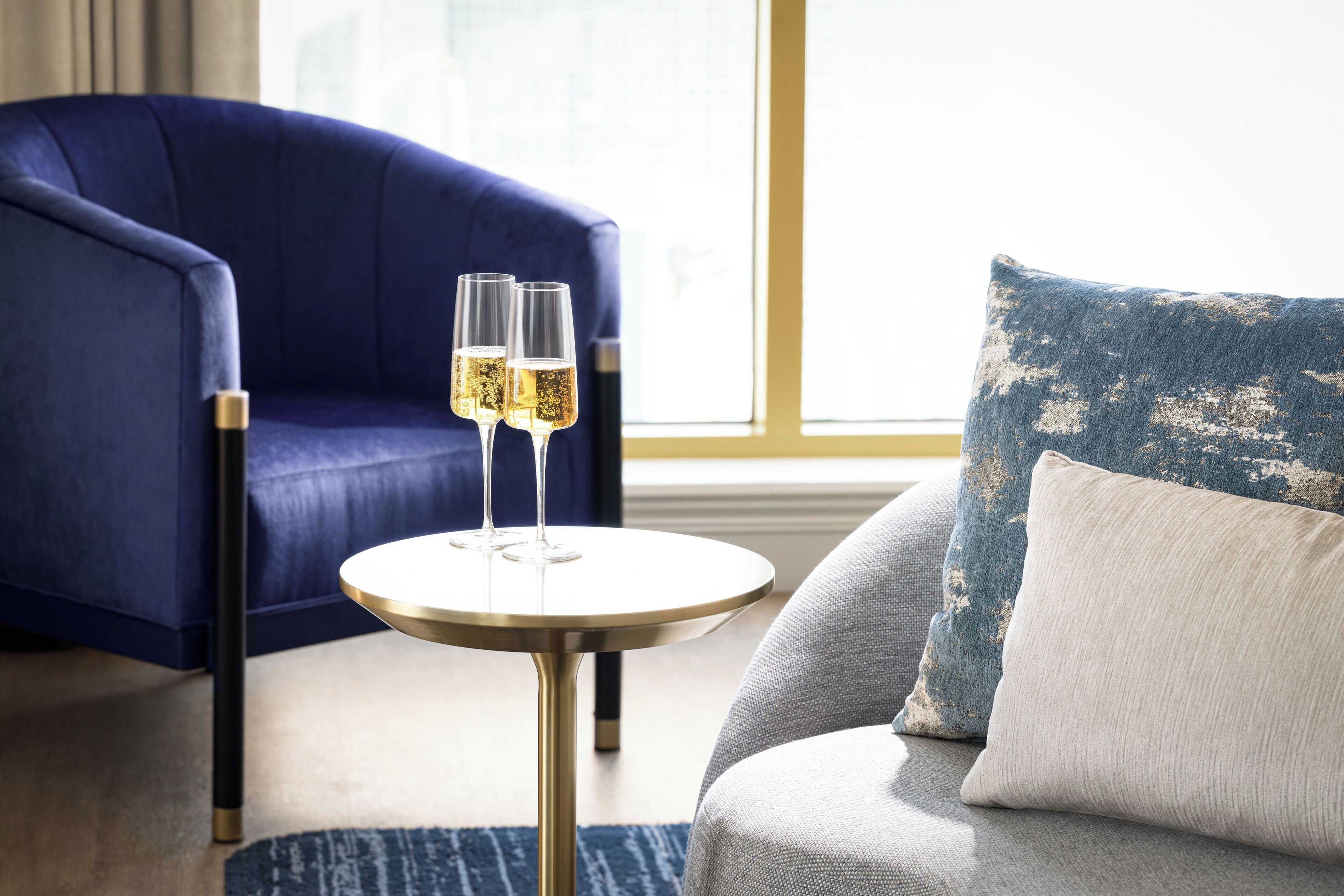 Een lcd-televisie, een iPod-dock en betaalfilms