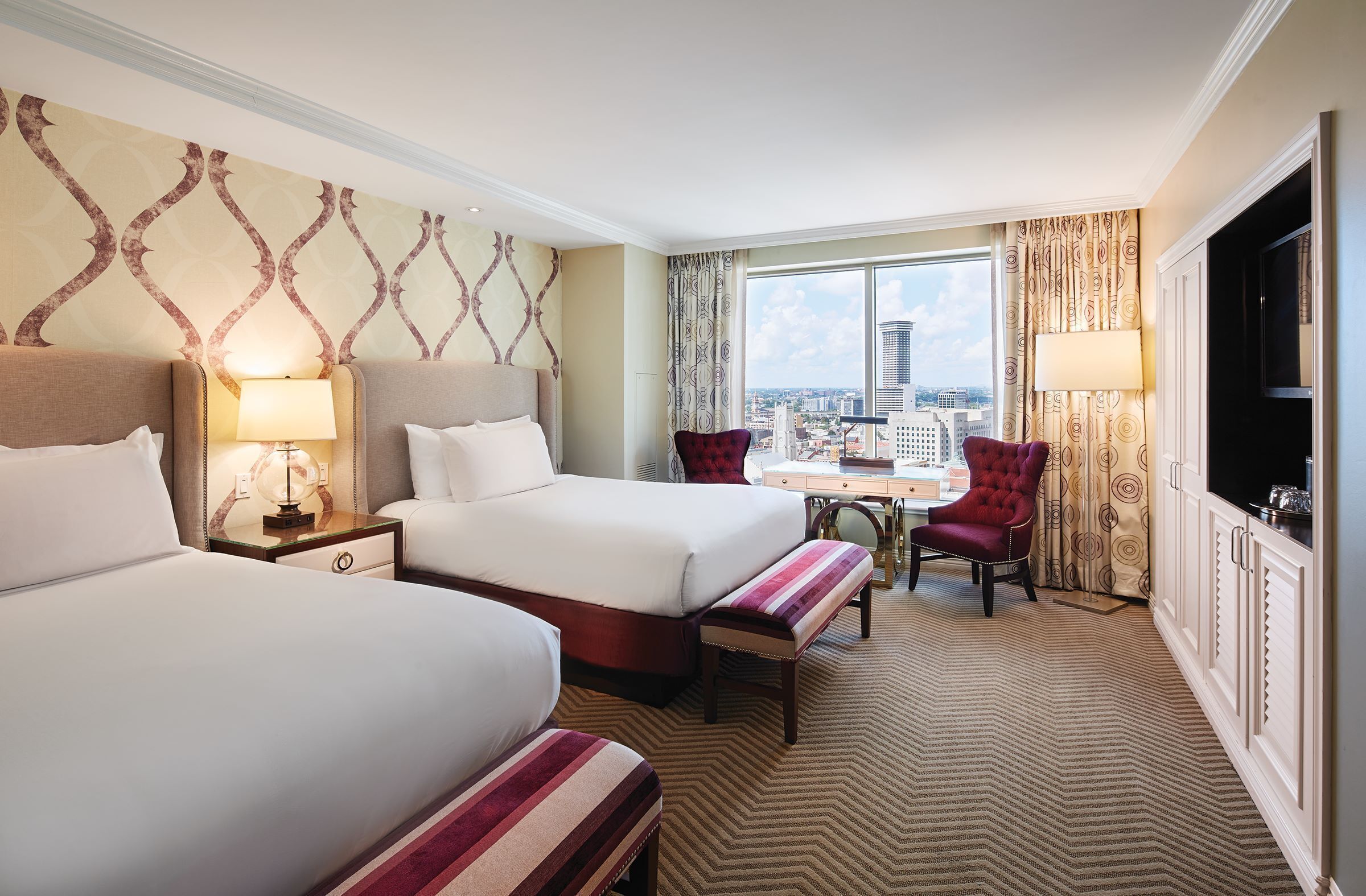 Room Type Assigned on Arrival | Senger med overmadrass, safe på rommet og skrivebord