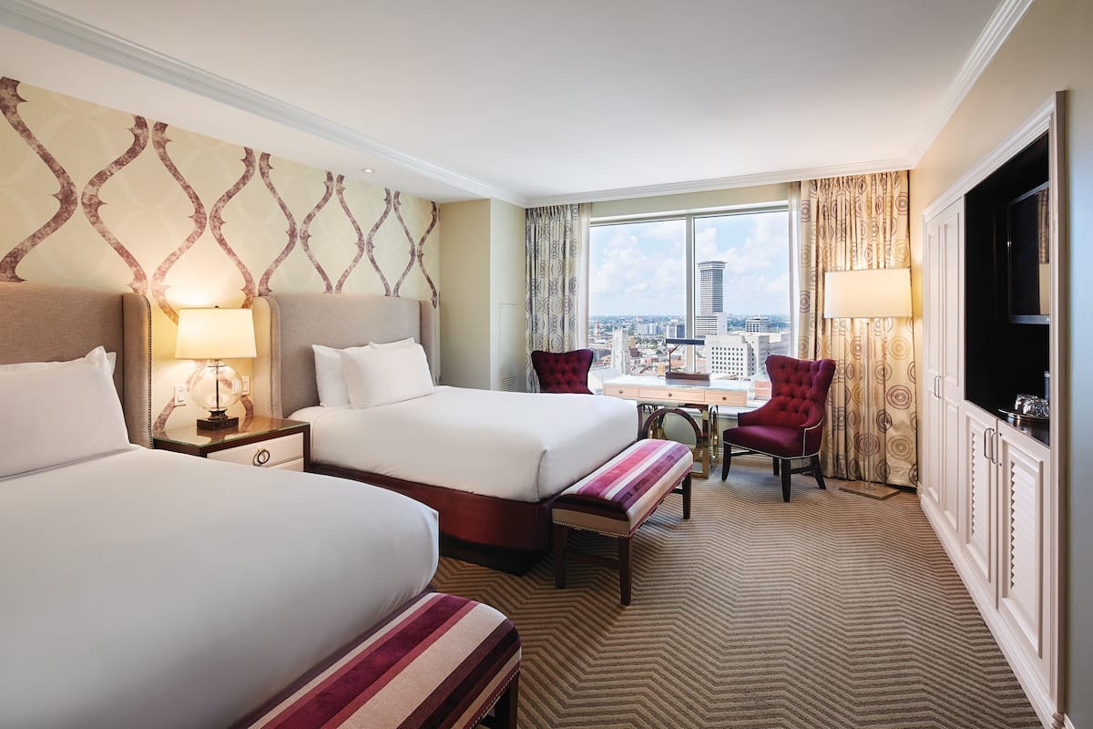 Room Type Assigned on Arrival | Senger med overmadrass, safe på rommet og skrivebord