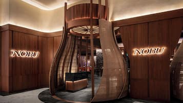 10 restaurants, lunch, dinner served; seafood