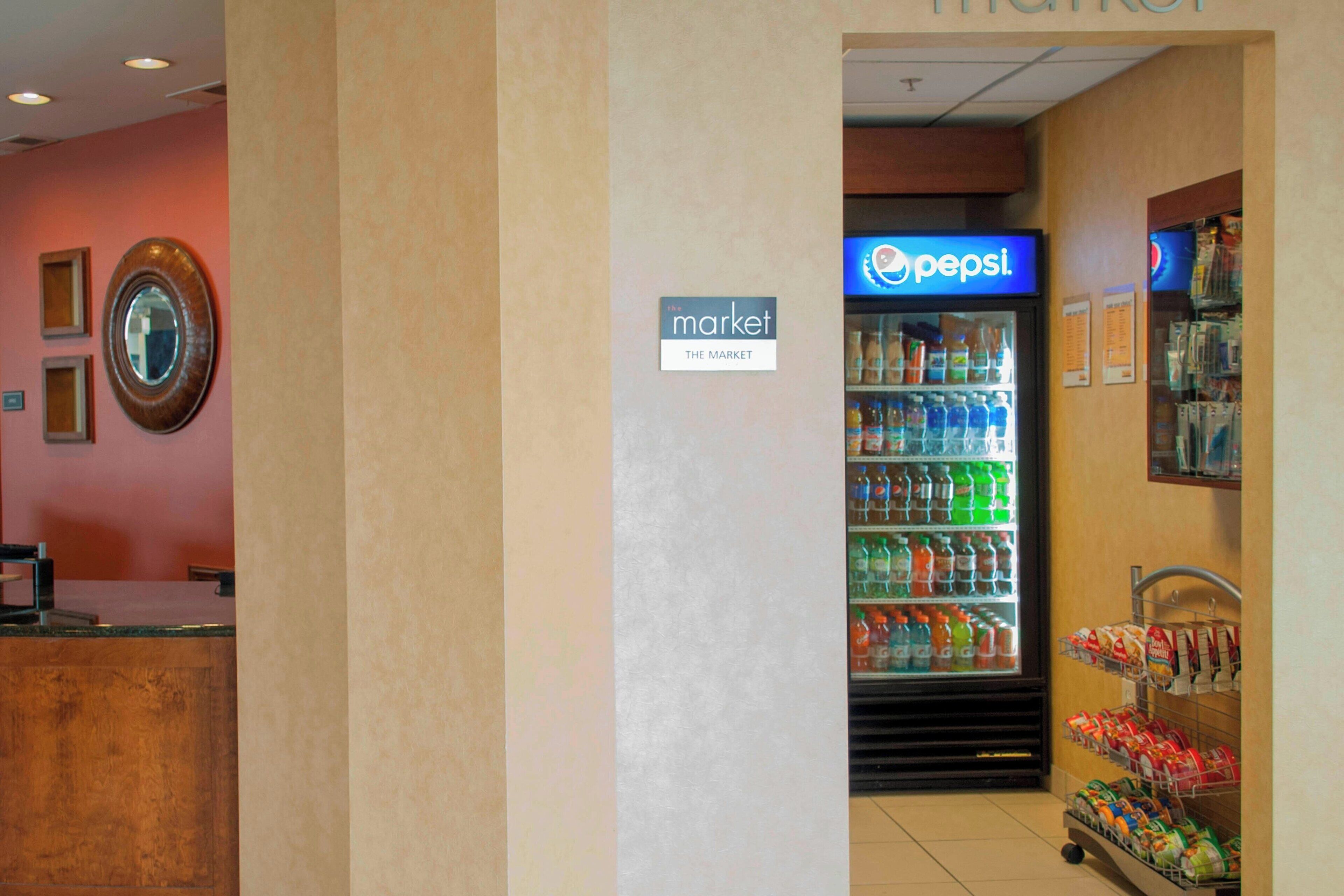 Een marktplaats met een Pepsi-koelkast en een toonbank.