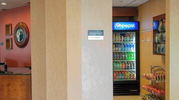 Een marktplaats met een Pepsi-koelkast en een toonbank.