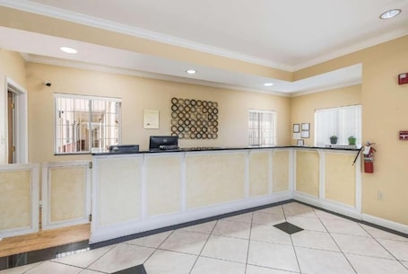 Reception. Bryant Inn & Suites