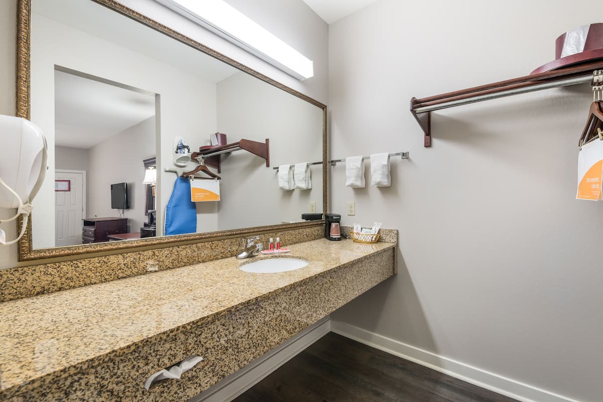 combined shower/bathtub, deep-soaking bathtub, free toiletries