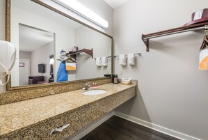 Bañera con ducha, bañera profunda, artículos de tocador gratuitos