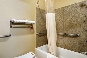 Habitación estándar, 2 camas Queen size, para no fumadores | Baño | Tina con regadera, tina profunda, amenidades de baño gratuitas