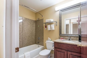 Habitación estándar, 1 cama King size | Baño | Tina con regadera, tina profunda, amenidades de baño gratuitas