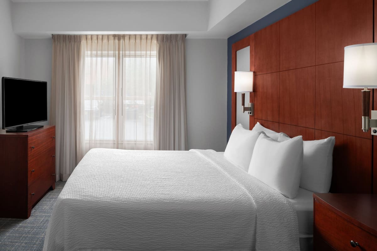 Pillowtop beds, in-room safe, desk, blackout drapes