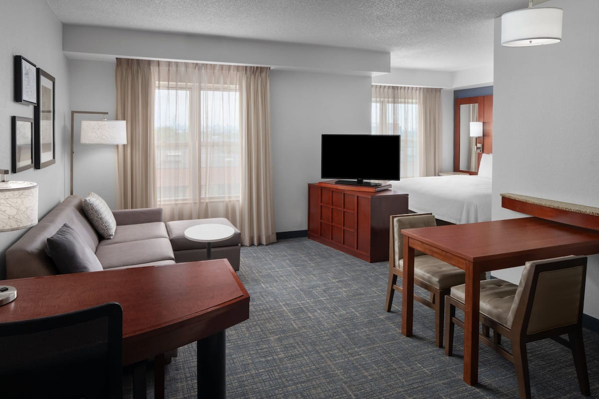 Pillowtop beds, in-room safe, desk, blackout drapes