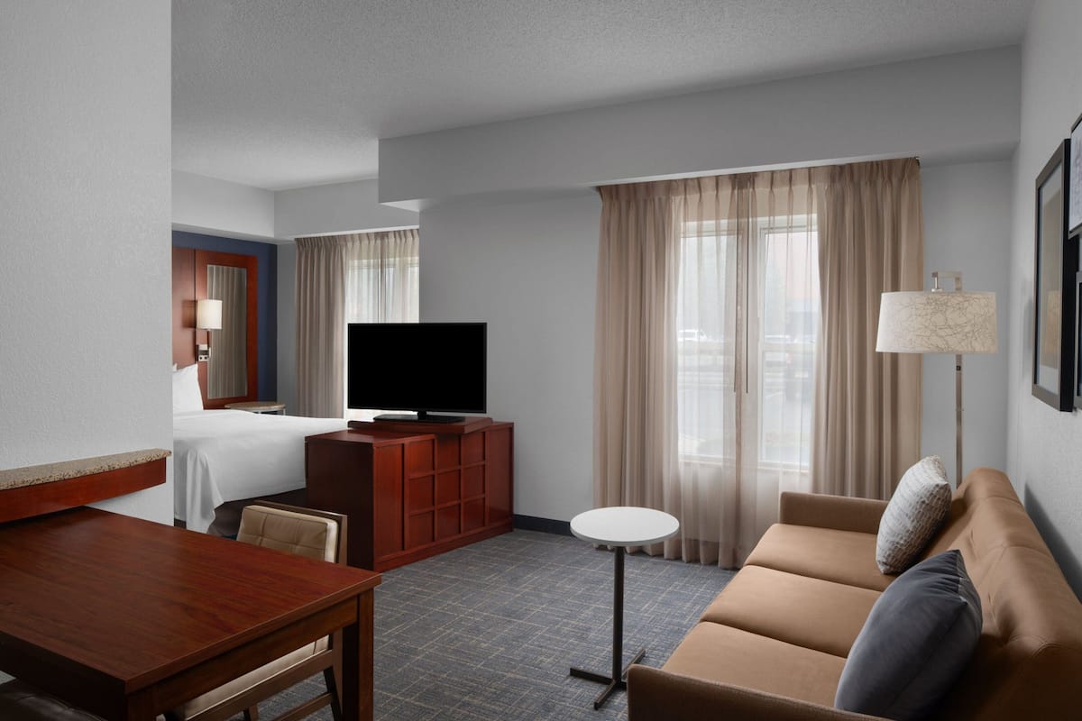Pillowtop beds, in-room safe, desk, blackout drapes