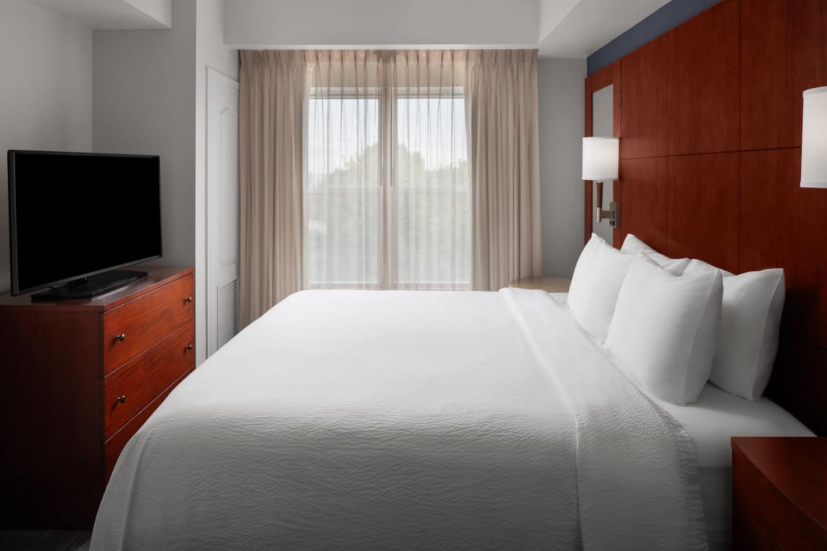 Pillowtop beds, in-room safe, desk, blackout drapes