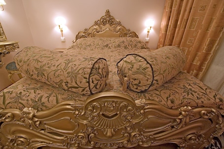 Suite | Egyptian cotton sheets, premium bedding, in-room safe. Mango Hotel