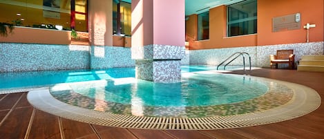 室內游泳池和室外游泳池