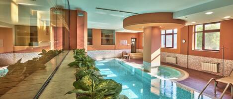 Una piscina techada, una piscina al aire libre