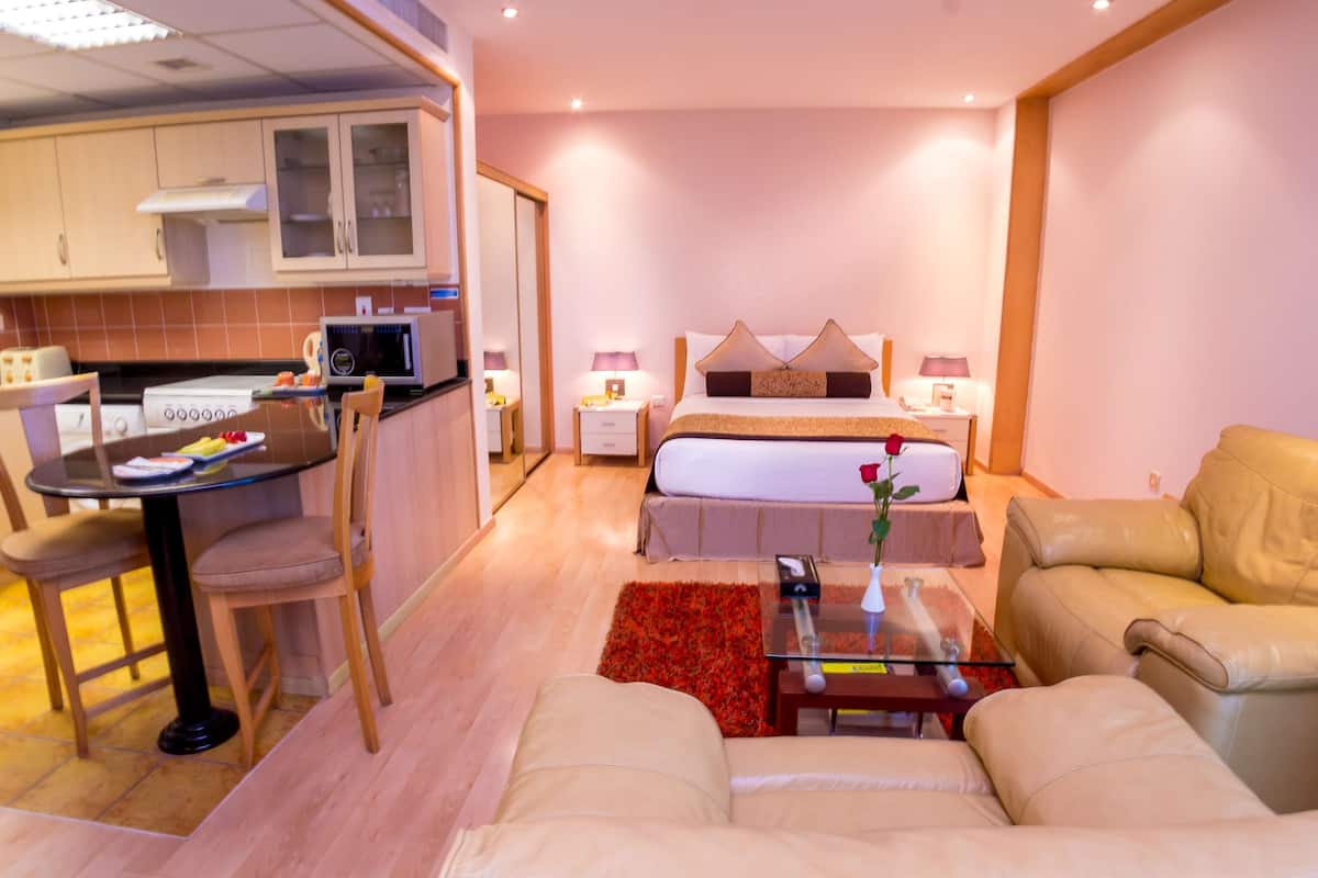 Studio Suite | 加厚床垫、客房内保险箱、办公桌、遮光窗帘