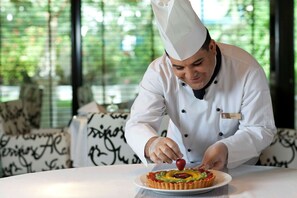 Se sirven desayunos y cocina internacional (con vistas a la piscina) 